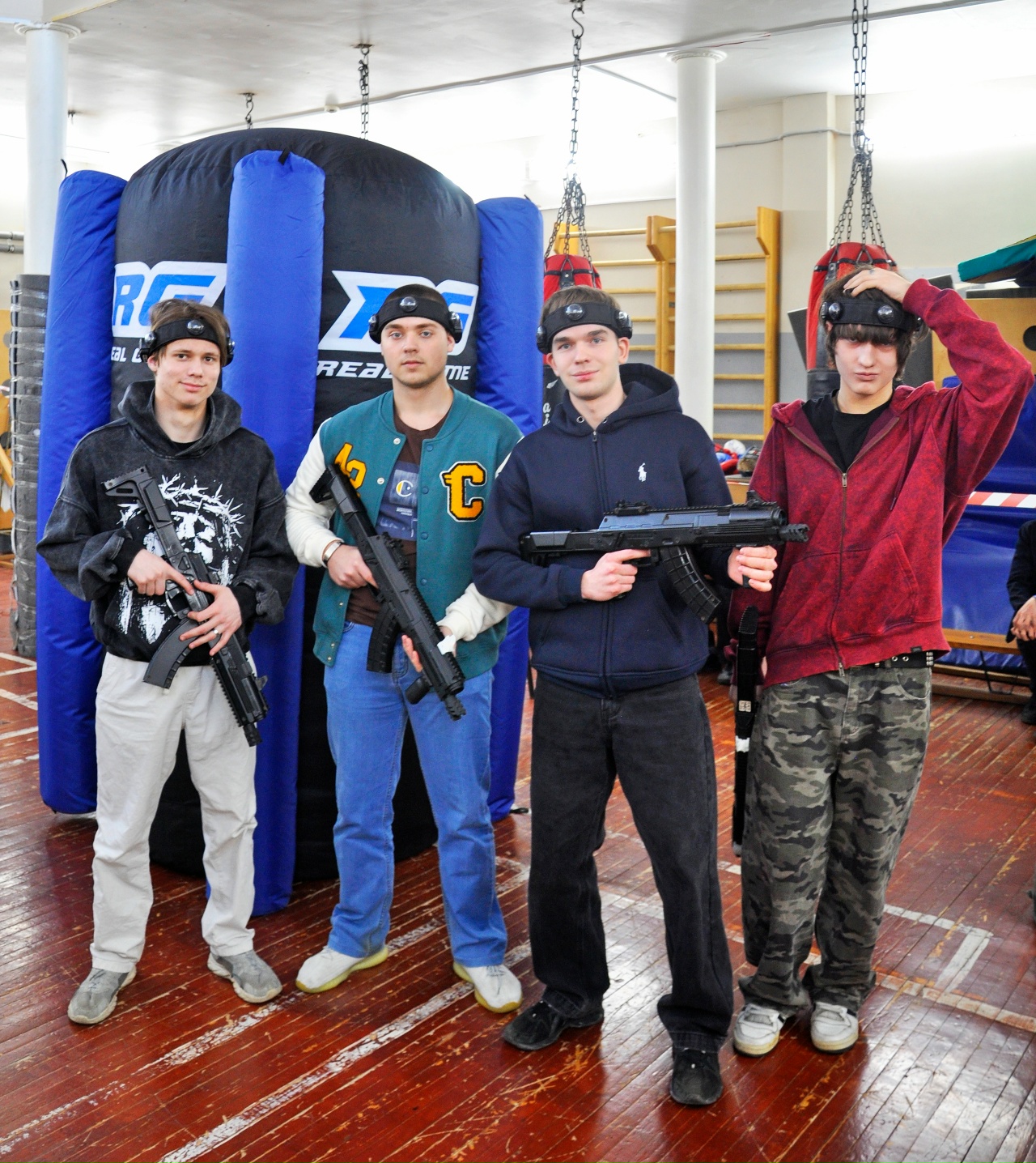 Студенты в турнире по лазертагу!